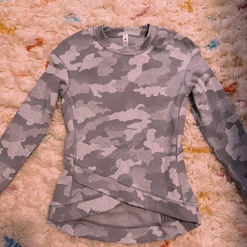 LULU LEMON!!!!The perfect cold day pull over and workout cover!!